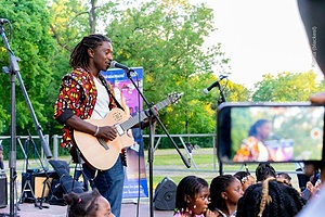 Infiltre les coulisses d'un festival de musique solidaire !  Infiltrate the backstage of a solidarity music festival !