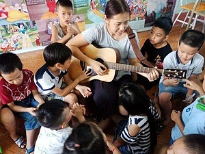 Enhancing English language skills for students and bringing the happiness to orphans and homeless people in Ha-long