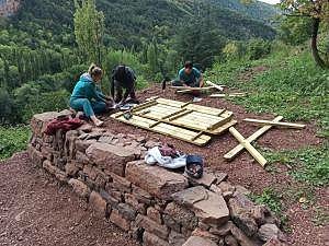 Recovery of old roads and dry stone building in an unusual valley in Pyrenees
