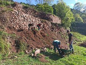 Recovery of old roads and dry stone building in an unusual valley in Pyrenees