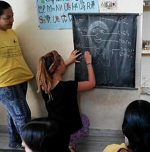 Volunteer in girl's home in Peru