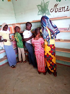 Assistance des enfants, lecture, bibliothèque et jardin des femmes 